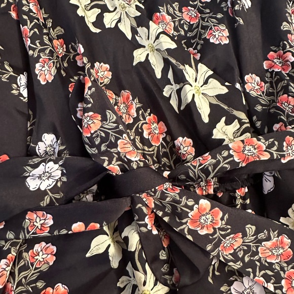 Guess silk like fabric peplum top- size small - Picture 2 of 3